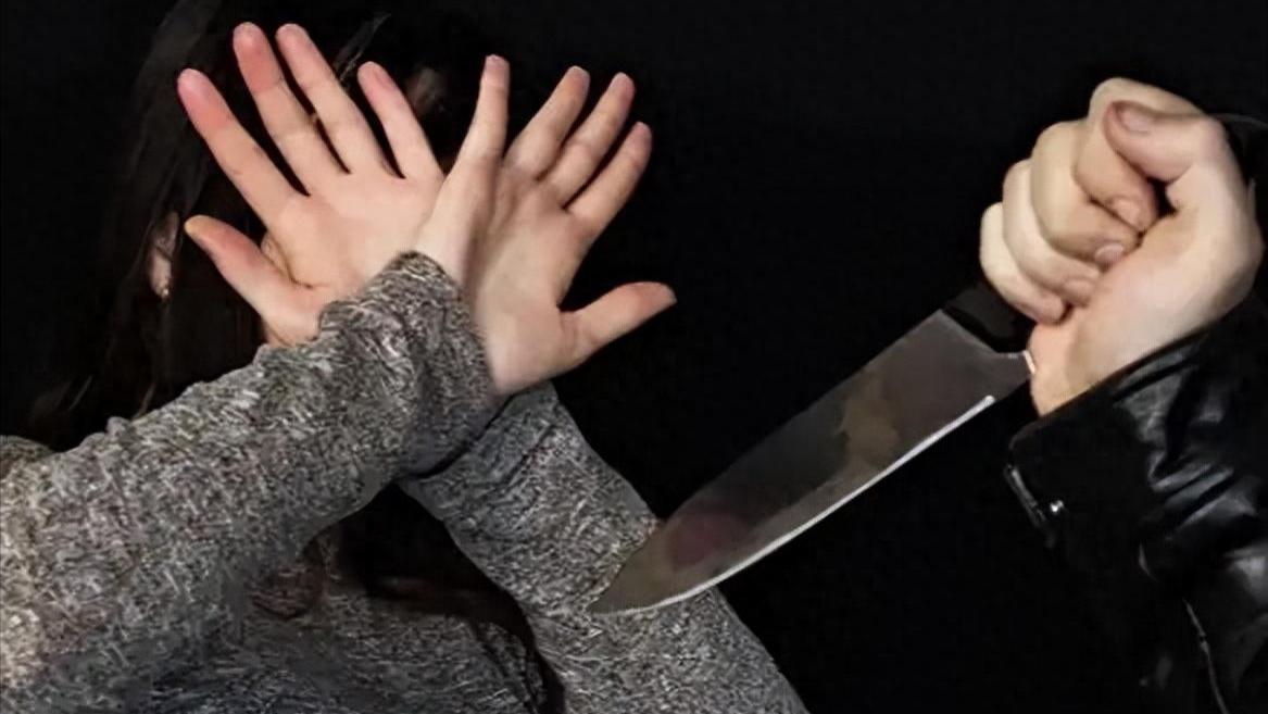 65岁婆婆倒垃圾遭楼上邻居挥刀，警方：凶手有精神病史，无作案动机