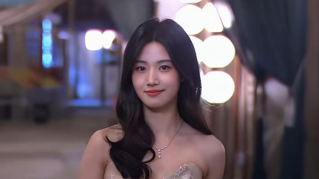 卢昱晓当伴娘，眼神温柔如冬日暖阳，网友调侃太有趣！ ​