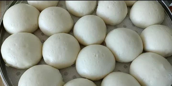 （诗一首）
白面似雪手中揉
揉成面团刀来裁
火烧水蒸香满屋
不是佳肴能饱腹
