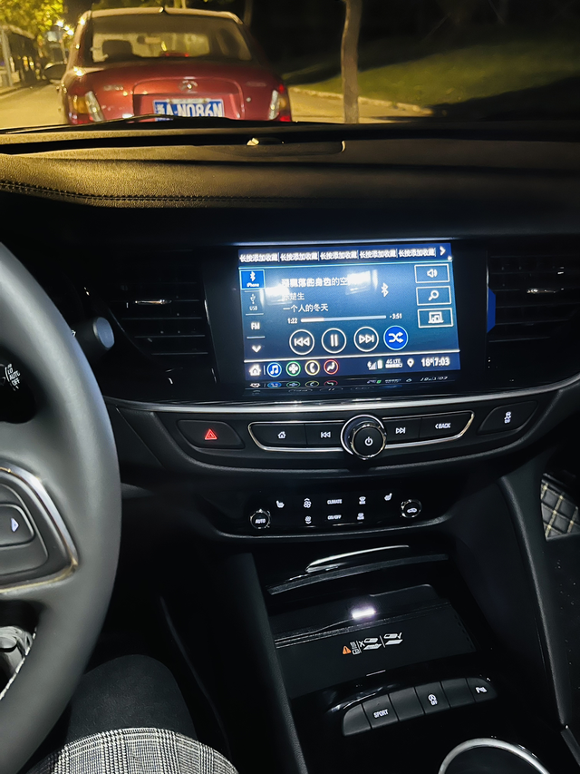 不觉得君威的车灯很暗吗
不知道是君威车灯问题，还是我真的看不清，晚上没路灯开车看