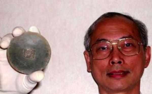 [太阳]1994年，外国一男子意外无意间在土地里挖出了一块圆形金属牌，上面刻着6