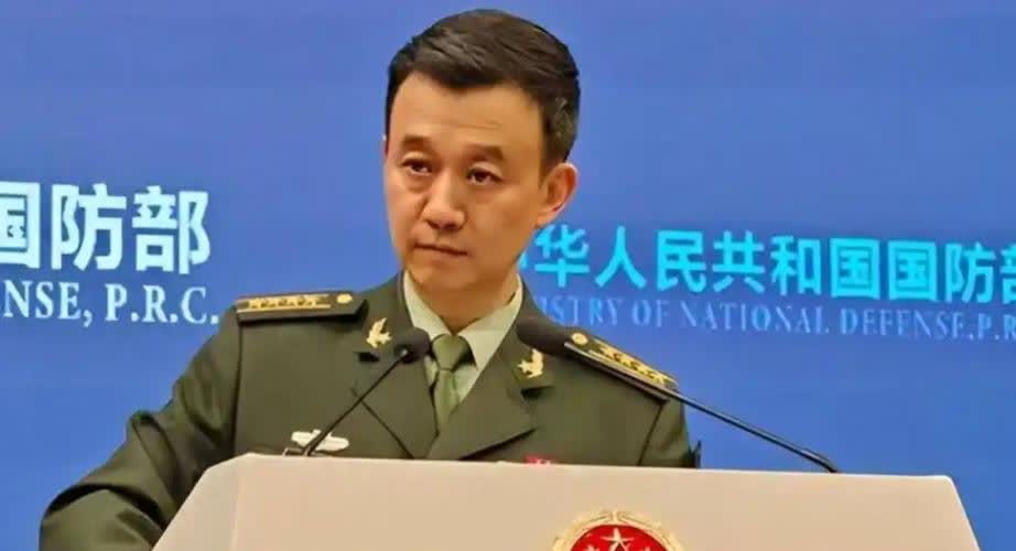 菲律宾彻底撕破脸了！

最近菲律宾在南海又一次挑衅我国，还拿出了枪支。

