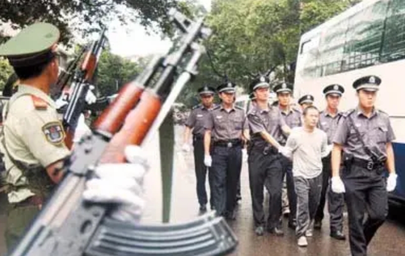 一个中级法院的刑事法官同学说，她送儿子到补习班，路上儿子问她天天加班，有那么多刑