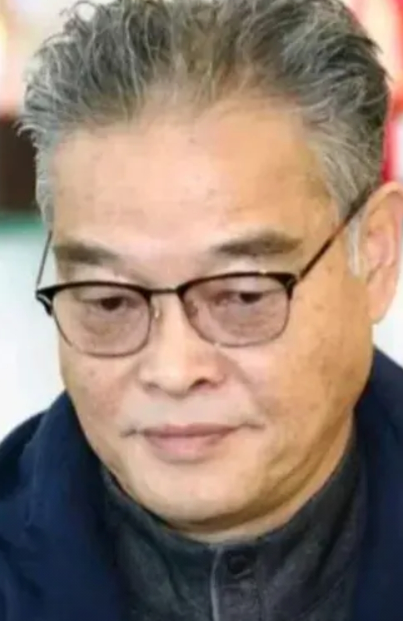张籽萱于昨晚的女排世联赛一夜走红，这得感谢那位悉心栽培她的幕后英雄。他是谁呢？