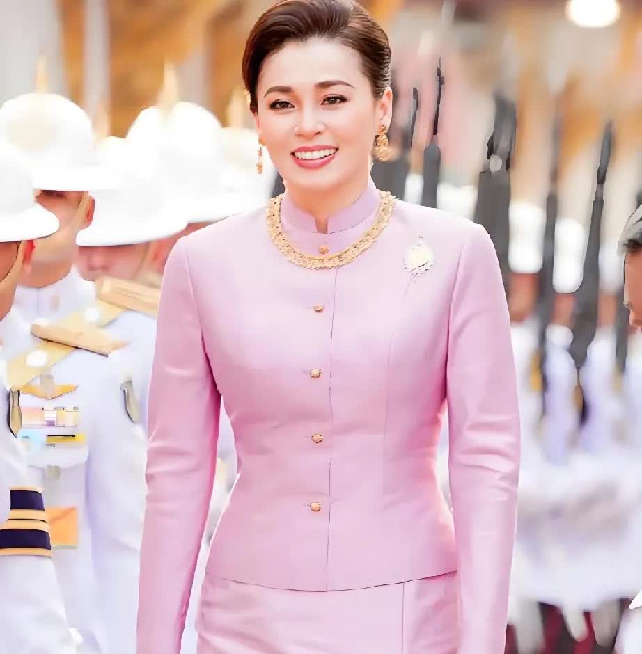 苏提达王后阻止提帮功王子出公务实在是一个昏招。

她是泰王玛哈名正言顺的王后