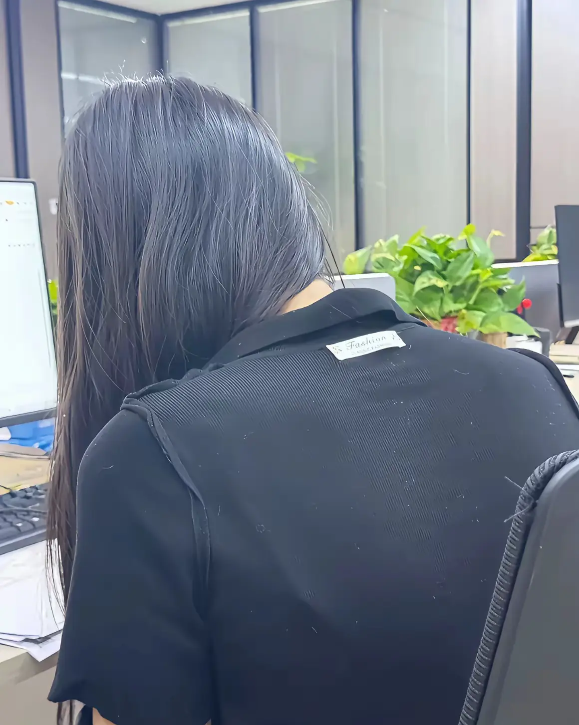 马上就要出去打工了，
唉，刚谈的女朋友有点儿依依不舍呀，
这一去就得3个月，这3