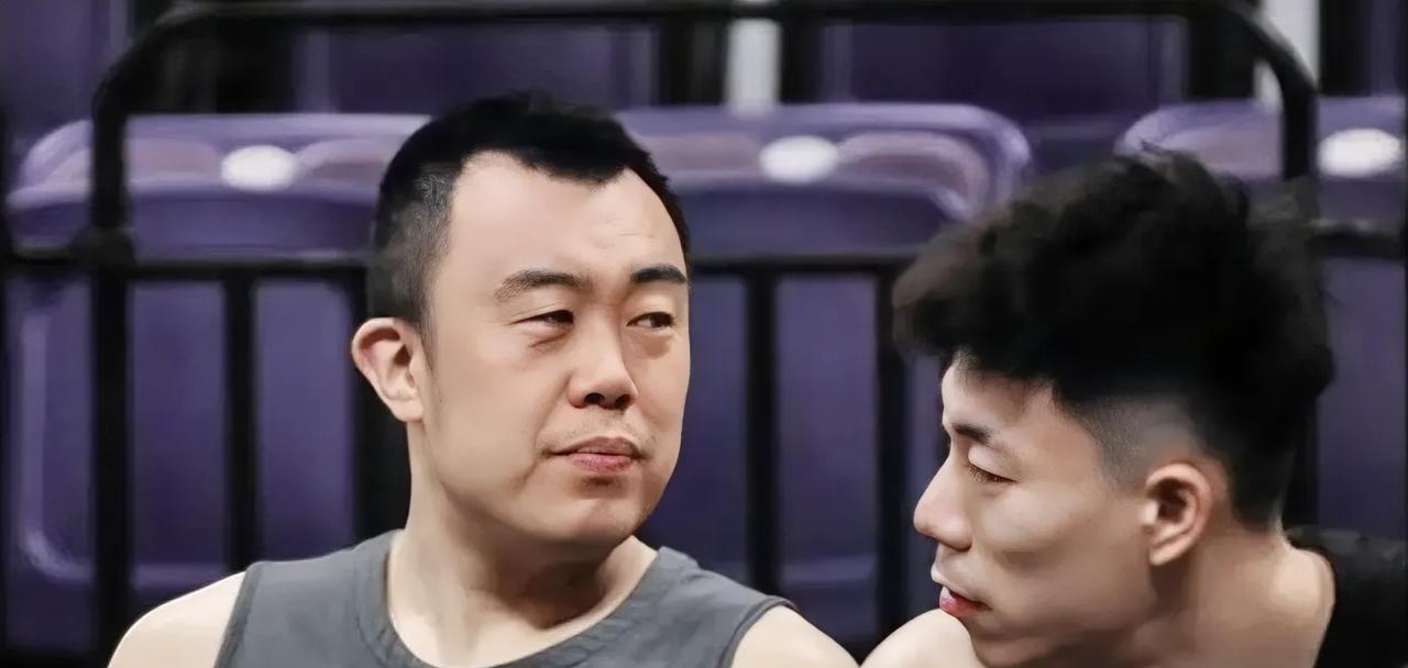 随着杨鸣宣布韩德君复出、张镇麟缺阵，辽宁想赢山东，必须做到这4件事。
1:鄢手骐