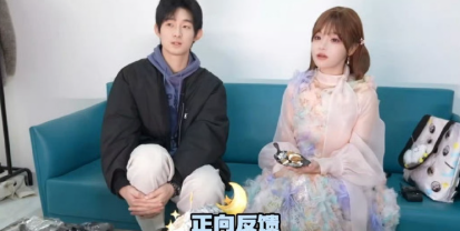 画面太温馨。师弟探班送蛋糕，师姐倾囊相授舞台心得，鼓励满满。这对师姐弟组合，未来