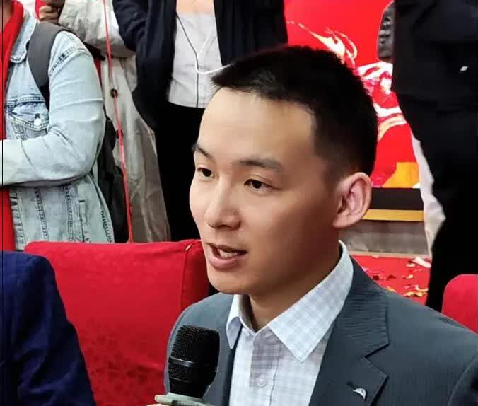 父母缺失了我的童年，我缺失了父母的青春，我长大了，他们却老了，但还好我还是幸运的