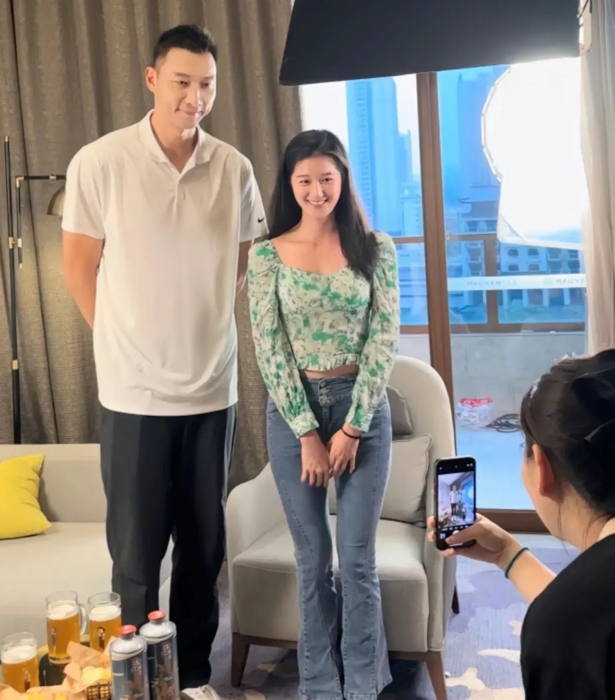 易建联旁边女士是谁？身高好高