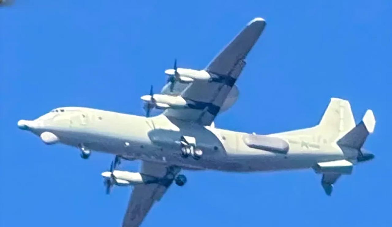 空警700已经刷号，双波段雷达，机鼻有光电探测装置，以后甭管什么F22、F35、