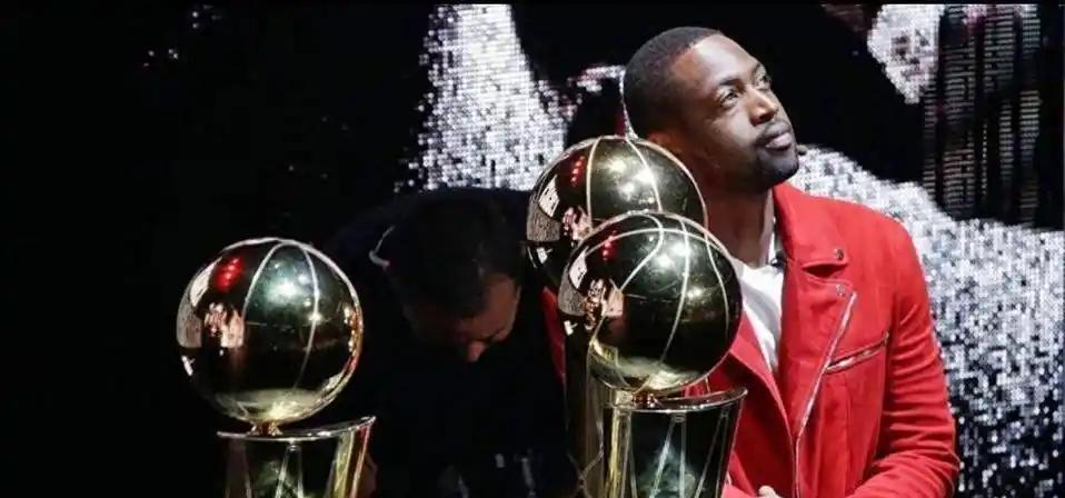 【为什么NBA超巨里唯独你特别】
1，乔丹6个总冠军（公牛）
2，科比5个总冠军