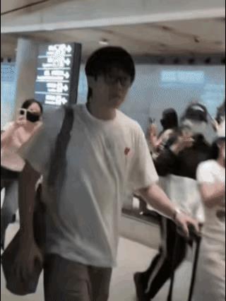 头哥这心理素质是咋练成的，在一群美眉中间，他是怎么做到一个人的世界，旁若无人，目