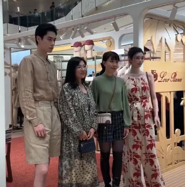 胡一天是可以让奚梦瑶显不出高的存在，太高太帅了