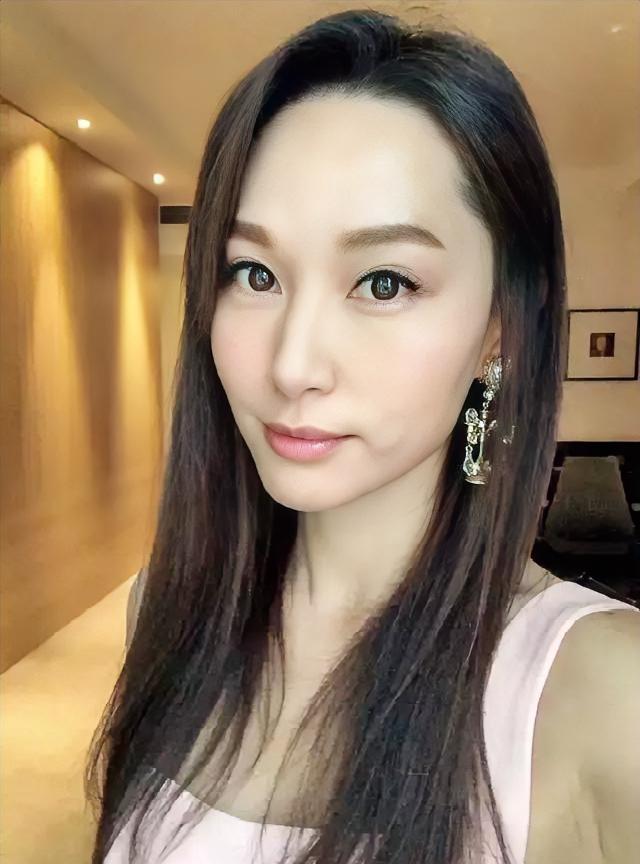 近日，45岁的前TVB花旦徐子珊在法国巴黎橘园美术馆被网友偶遇，她一身素人打扮引