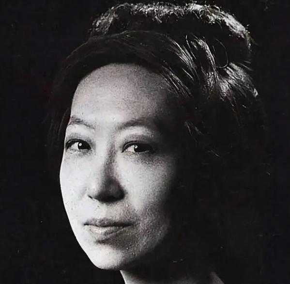 1995年，74岁的张爱玲在美国去世，尸体在数日后才被发现，警察破门而入后发现她