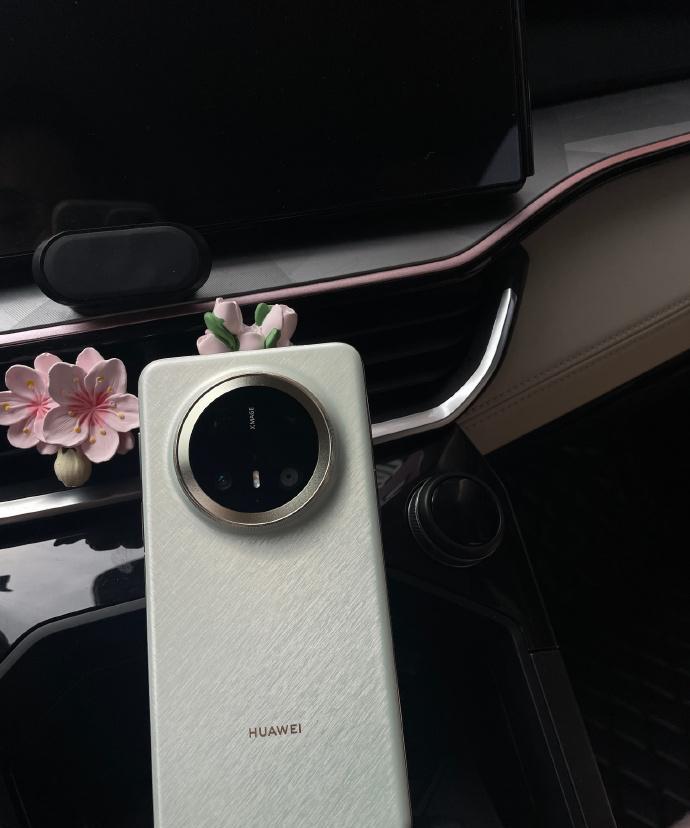 假如在三星与华为之间必须二选一，你会选谁呢？
纠结星人看这里：去旗舰店摸真机！华