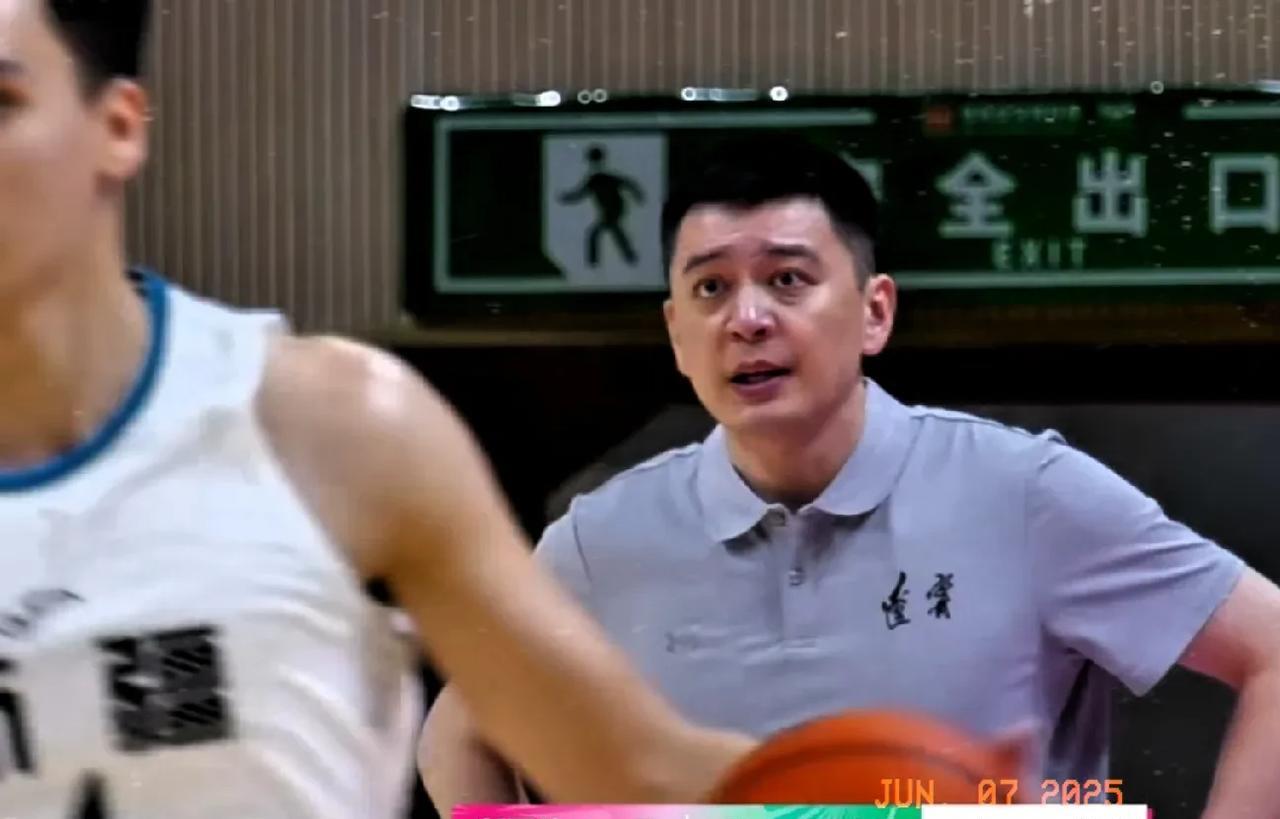 知道杨鸣为啥偏爱鄢手帝了吧！全运会打新疆，他在外线频频发炮，帮助辽宁男篮快速扩大