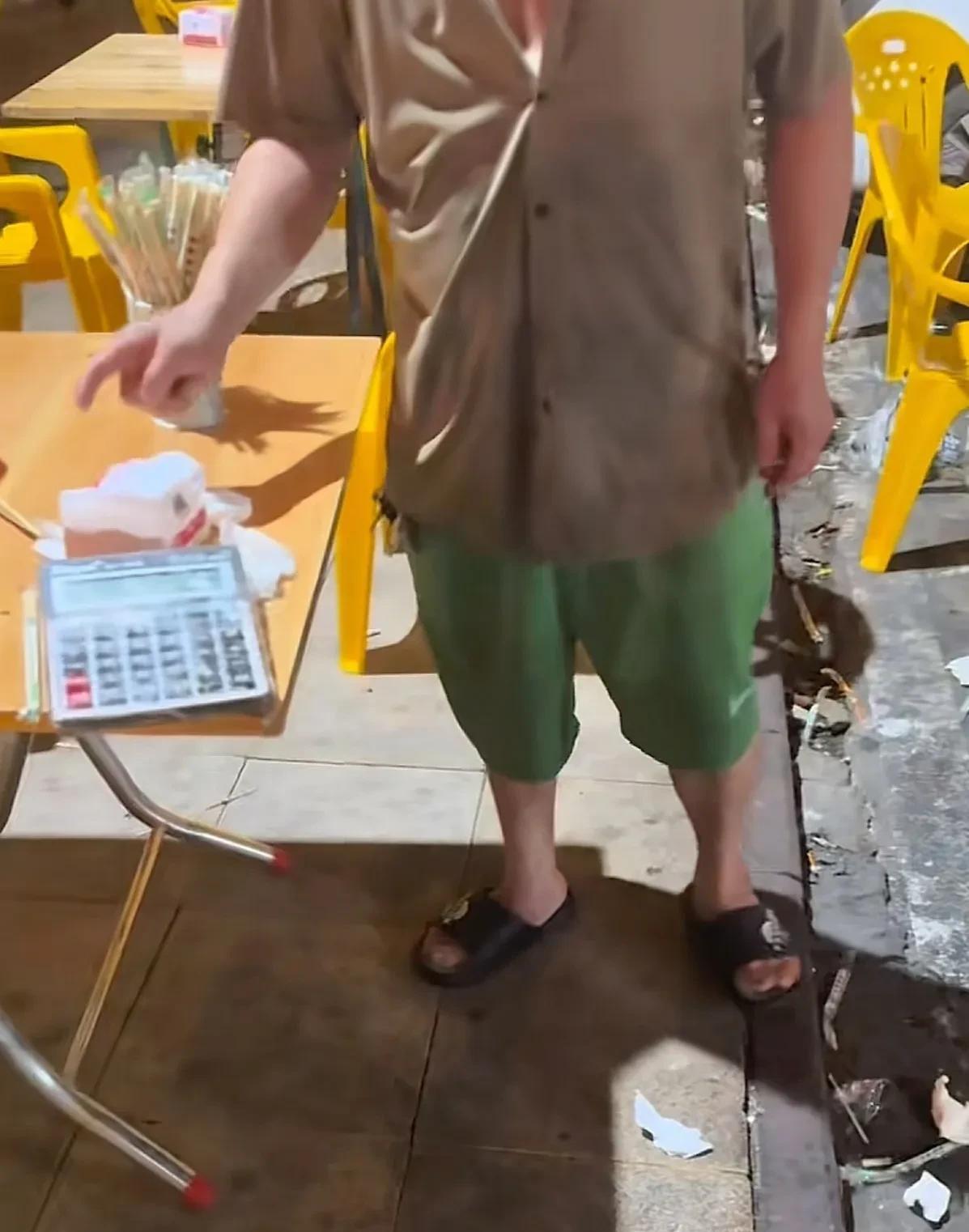 摆摊这么横？我还以为他们是弱势群体，想多收别人的钱，被发现后不想承认还威胁上了