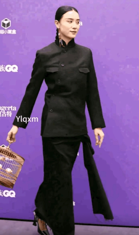 宋佳近日提笼架鸟、扎金钱鼠尾辫公开亮相。这是扮演张桂梅那位？以为来了个满清遗少。