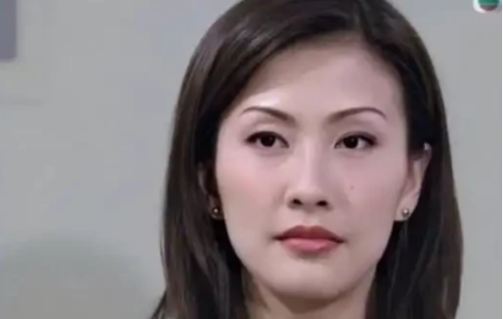 2001年，陈慧珊为了攀附梁锦松，主动选择与丈夫离婚，梁锦松却因一位老人的一句话