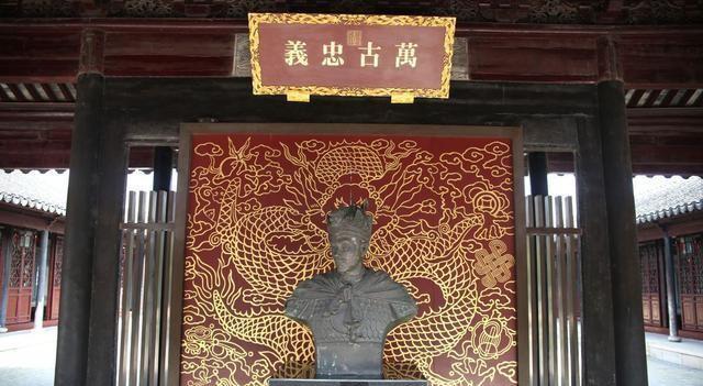 李秀成逃到方山，遇到八个樵夫。其中一个樵夫认出了他。李秀成流着眼泪哀求樵夫：如果