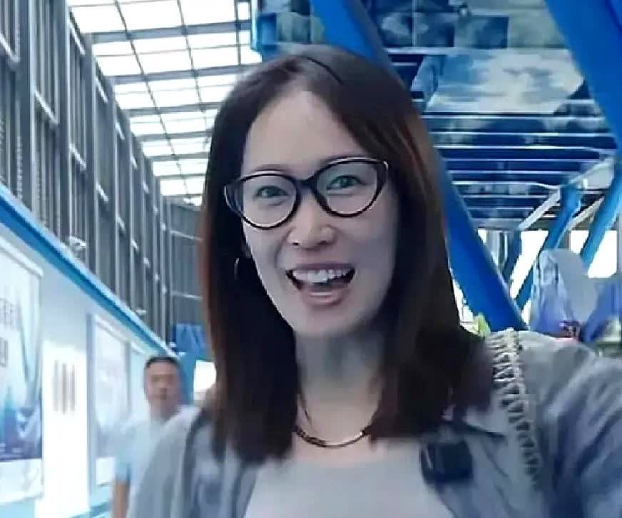 yoyo在董宇辉没火的时候，是东方甄选的台柱子。

那时候，董宇辉只配给yo