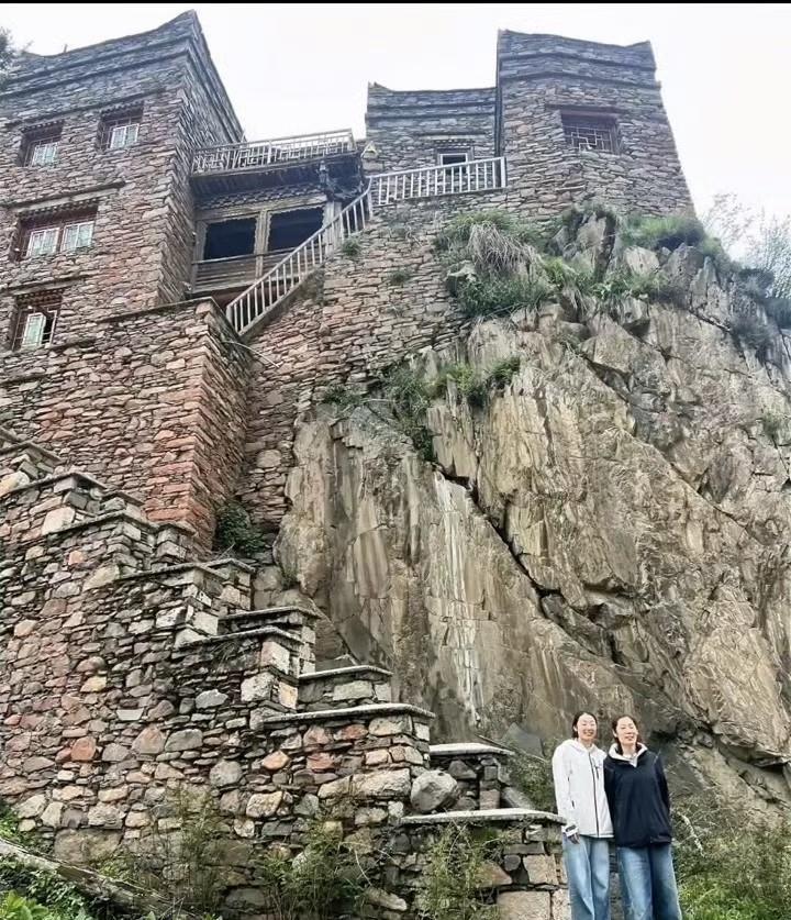 有人近日在阿坝旅游，结果偶遇朱婷和姚迪。这运气。
看着像是毛日古堡