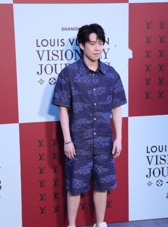 王楚钦一身清爽牛仔套装参加LV时尚活动。
顶级运动员的气场就是不一样，即使离开排