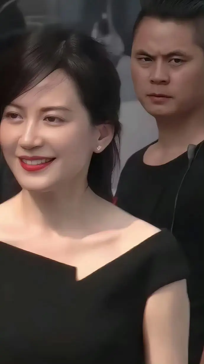 小时候看她就这样，现在我都老了，她还是这样 ​​​