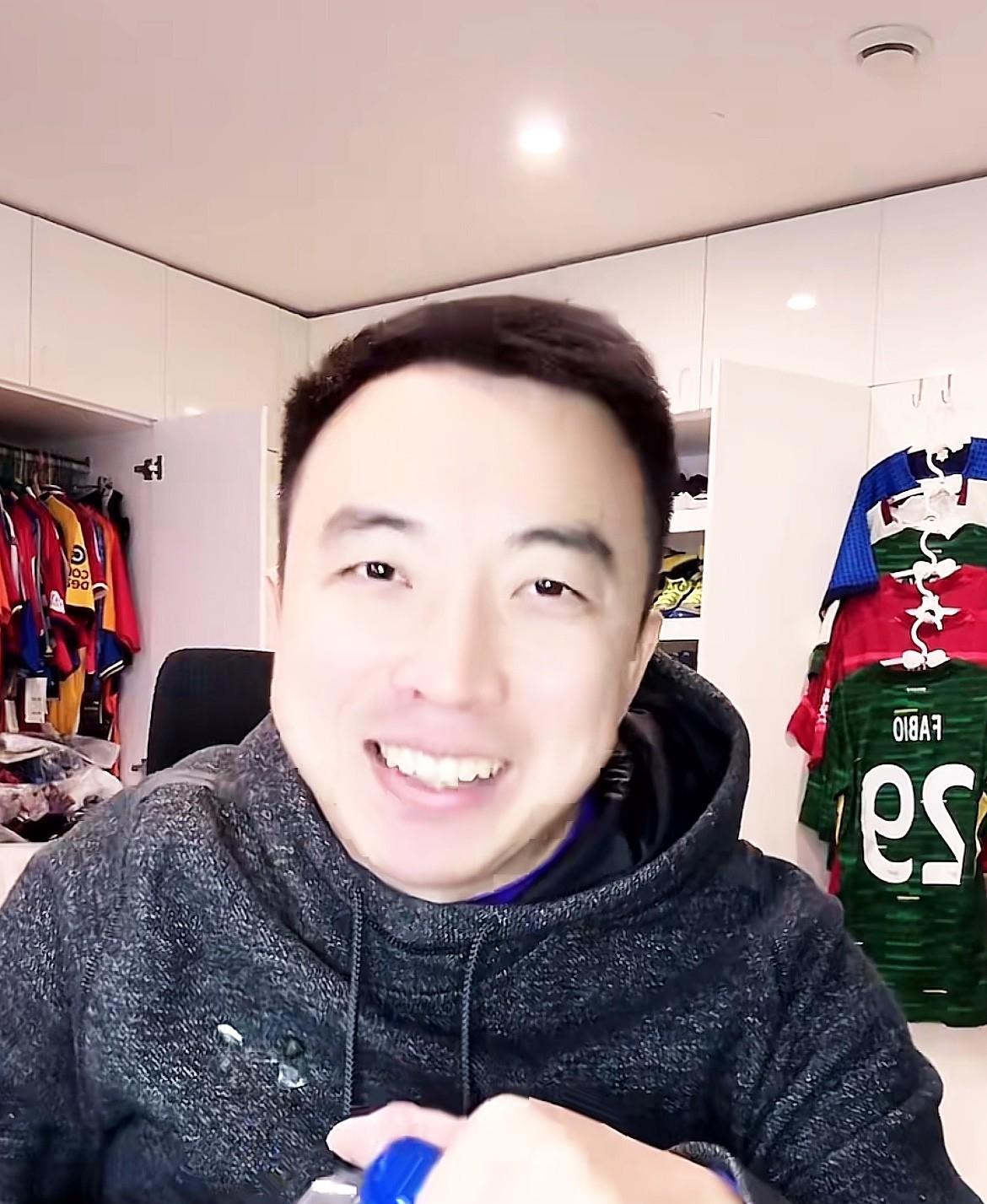 知名解说员袁甲表示，成都蓉城新赛季阵容大的框架基本上定下来了，包括未来阵容打法也