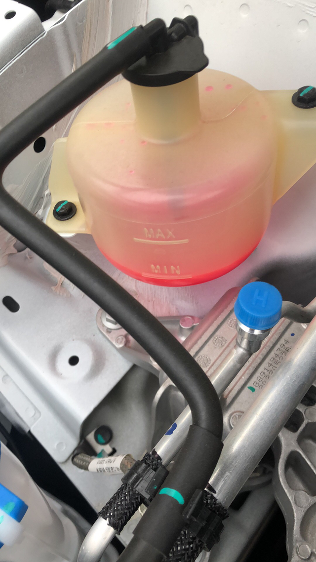 帝豪尊贵白
新车提一个多月偶尔发现冷却液到最低了，平时正常开车，也没有其他操作，