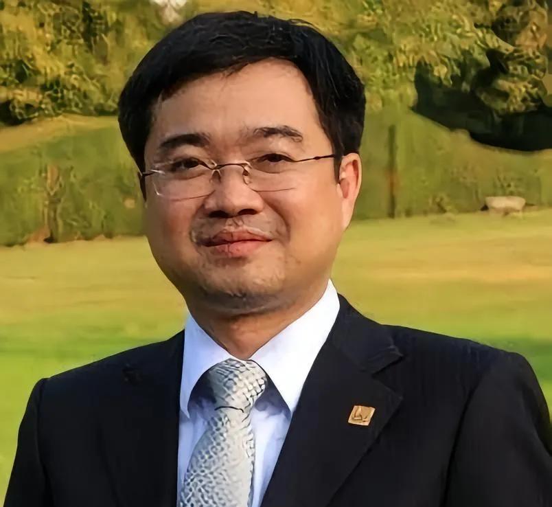 越南政坛没有永远的官二代，势力再强的家族，也会面临一朝天子一朝臣的尴尬处境，崛起