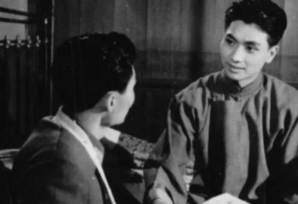 1934年，地下党员王同兴家里来了两个陌生人，他们说着接头暗号，邀请王同兴去开会