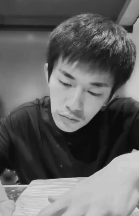 易烊千玺的用心学习手艺刻字、绘画都好认真。