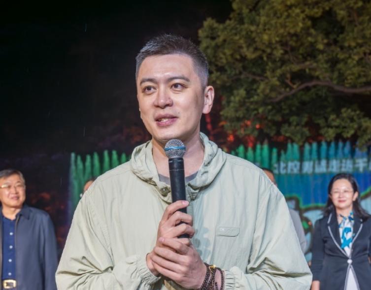 谁给杨鸣拍的，拍出了50岁的感觉！
9月23日辽宁男篮抵达鞍山，准备在那里与北控