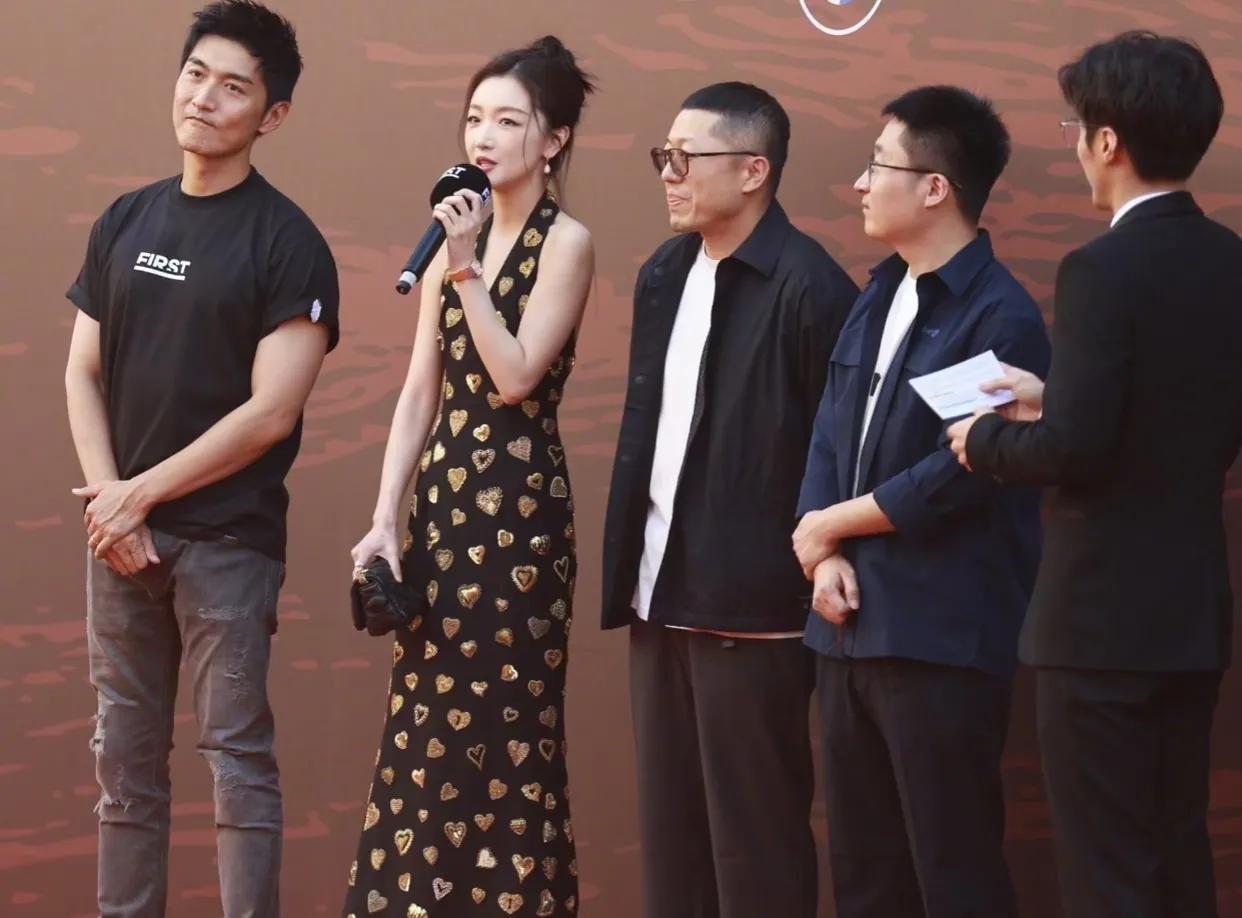 影后真人看着好高啊，目测绝对不止160，比一旁的男演员还显高，身材纤细修长，造型