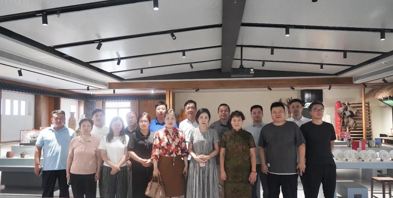 济南茶叶协会与秘书长之家进行跨界联动20日在济南第一茶市举行，与会者参观济南茶叶