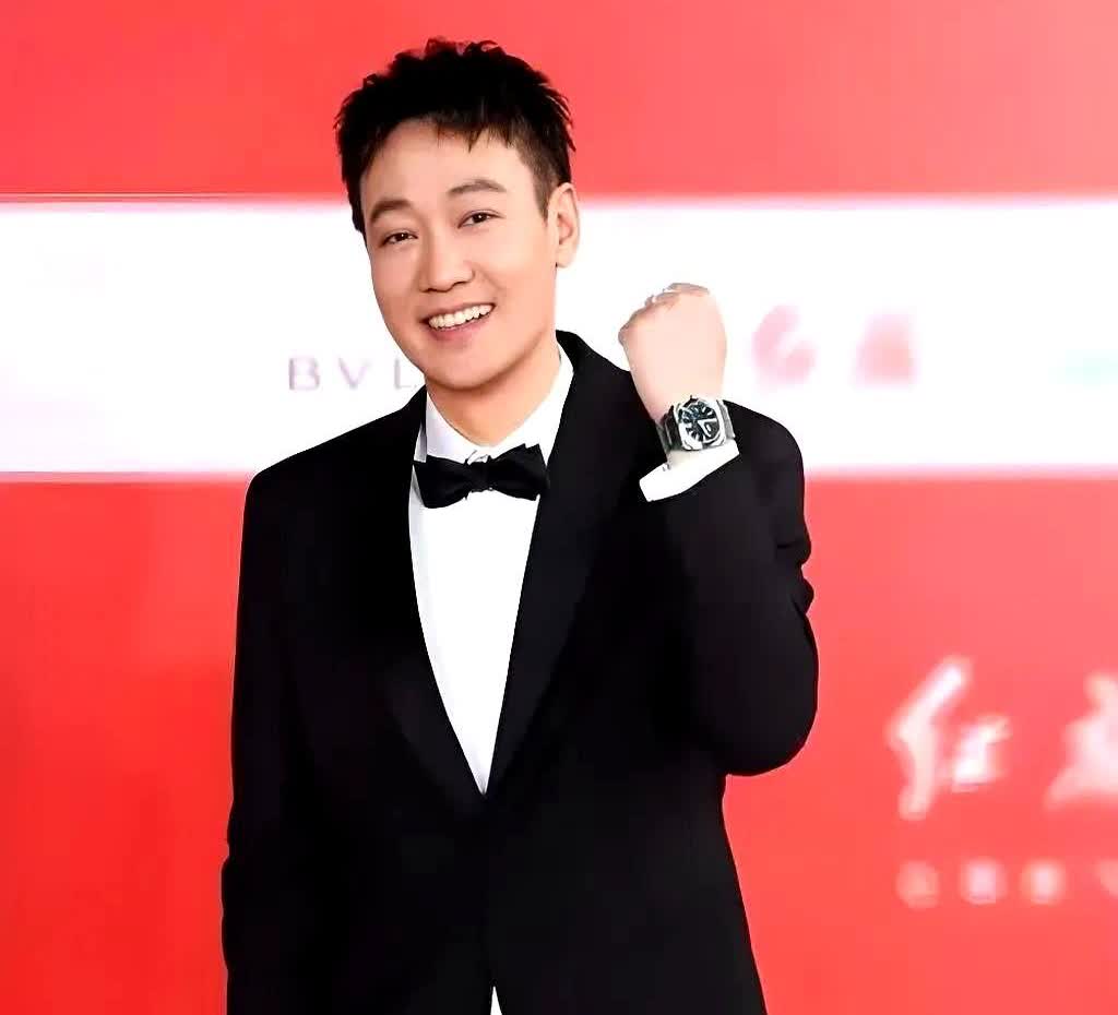 辛柏青近来似乎在独自带孩子。

听闻他的妻子朱媛媛已然离世，如今他主要做三件