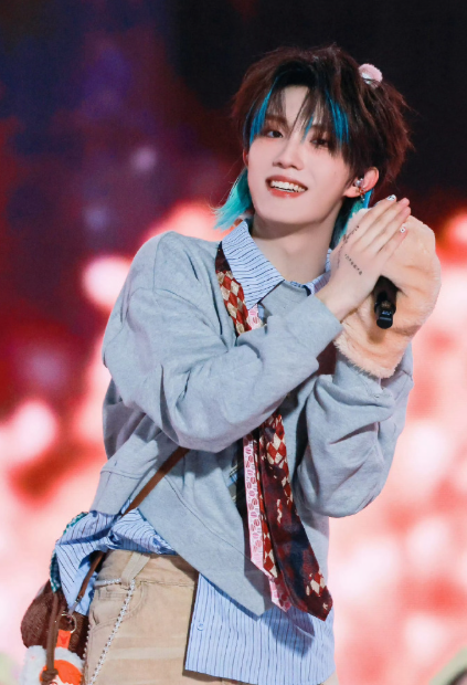 魔法园区惊现甜系舞台！苏新皓在环球影城随性起舞，女团舞动作舒展又灵动，甜商与E商