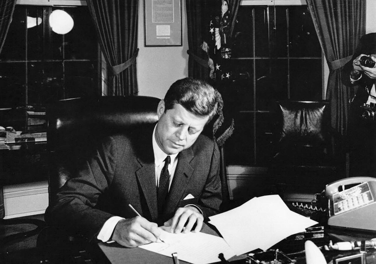 1962年10月23日肯尼迪在白宫签署禁止向古巴运送进攻性武器的禁令