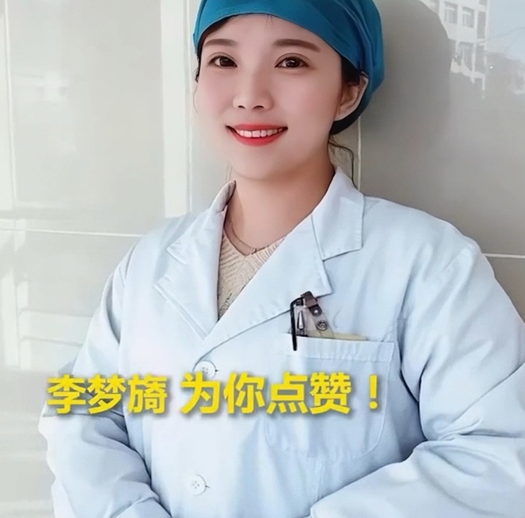 还是女生懂女生！
她脱下来丢在地上的小装饰，
旁边女生顺手帮她收起来，最后还扶了