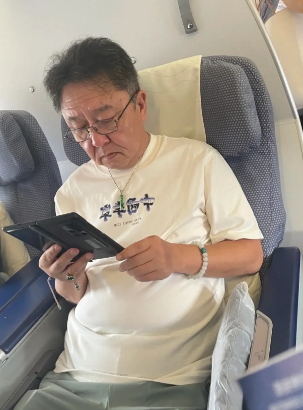 56岁于谦近况令人惊讶！脸部严重下垂，皱纹密布，似八十岁的老人
