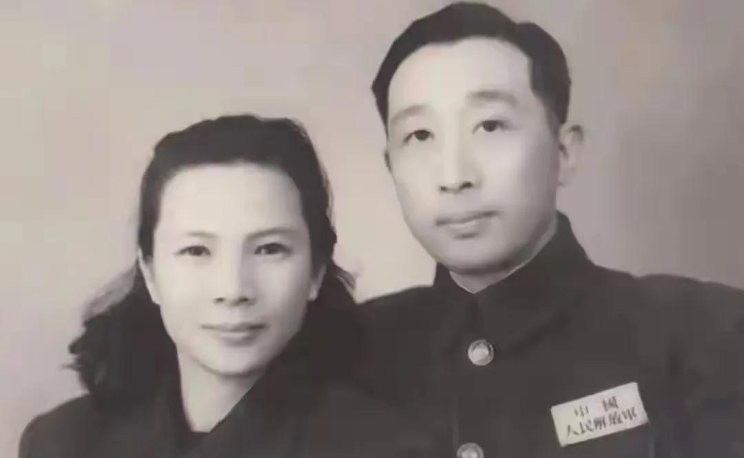 在沈阳张氏大帅府幽深回廊里，曾有两個少年用截然不同脚步丈量人生，一個叫张学良，一