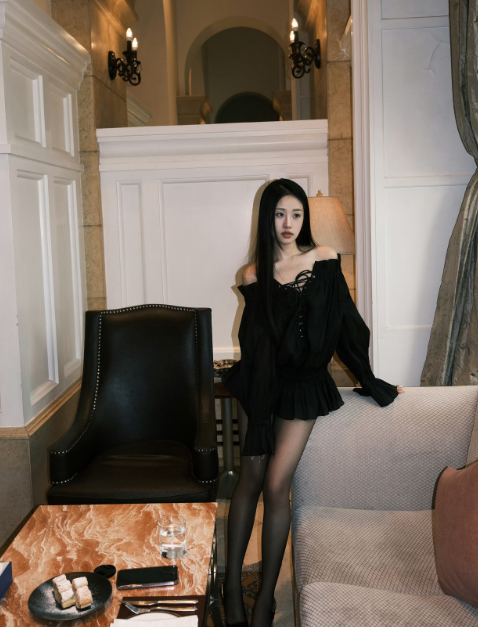 李禹熹搞得氛围感黑丝妆造，还是有点东西的！