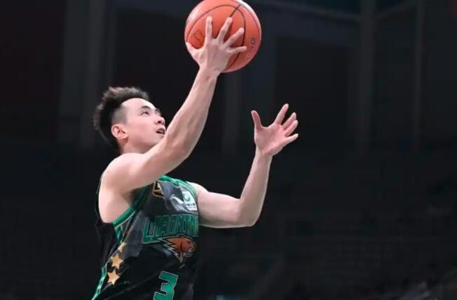 CBA收官夜焦点战中，残阵出战的辽宁男篮以摧枯拉朽之势114-97大胜山东，豪取