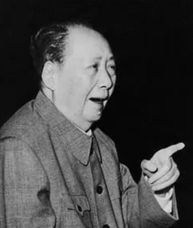 1961年，毛主席和周总理大吵一架，随后毛主席反问一句:“你吃了吗“就让周总理瞬