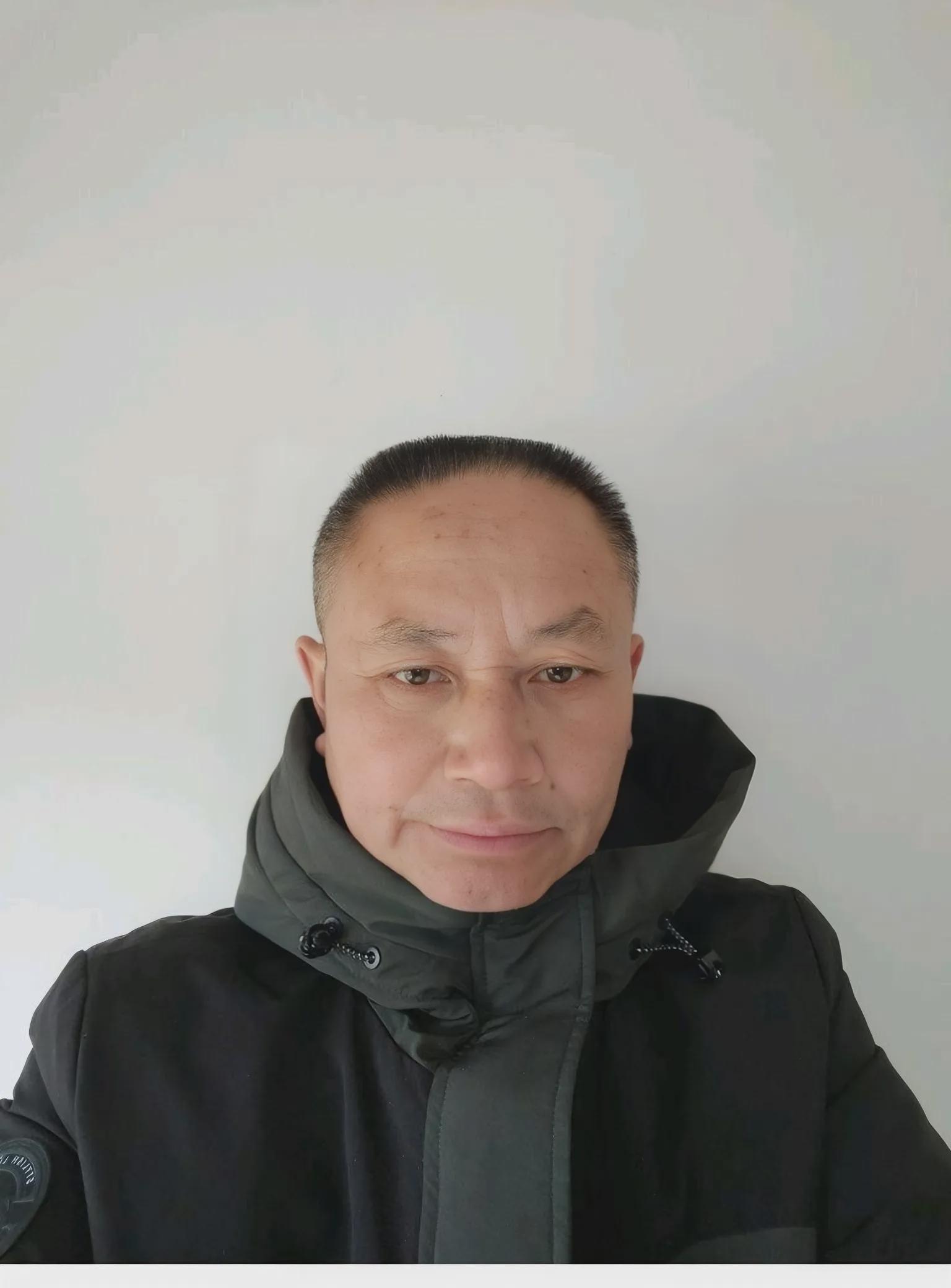 我是一位固执的年长男性，盼望女儿再生个男孩儿。因为儿子会终身孝敬父母，女儿虽小巧