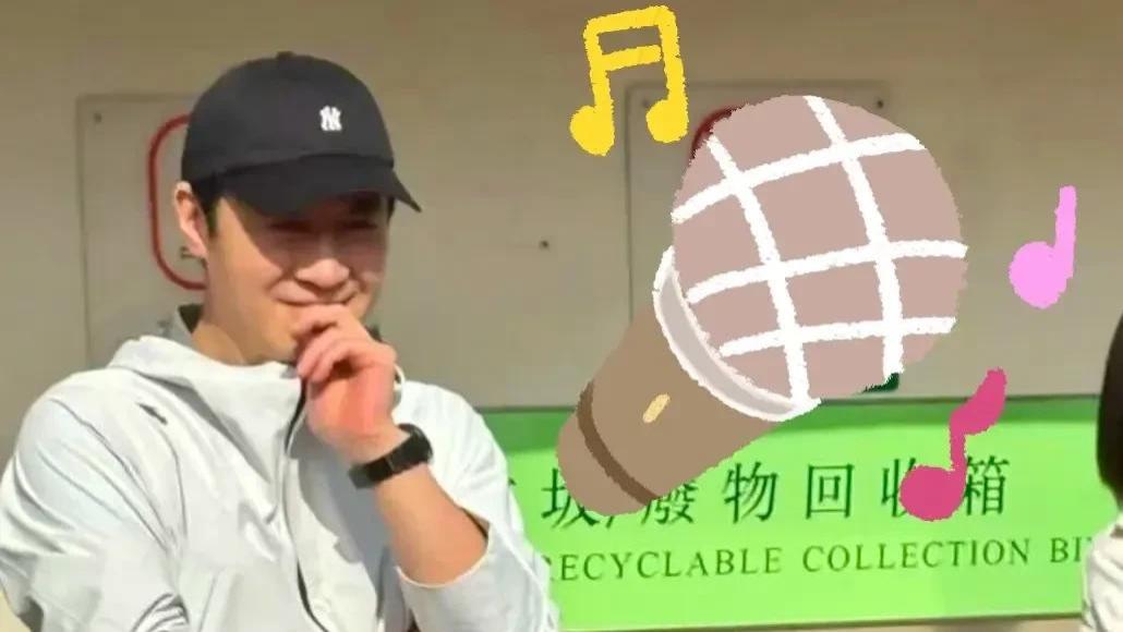 黎明和老婆参加女儿校庆，他望着7岁女儿一脸宠溺，阿Wing好朴素