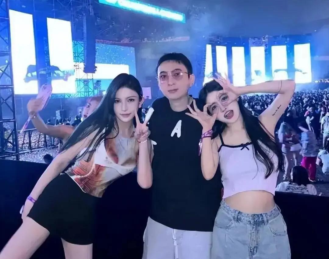 我发现一个问题，
在王思聪身上有个玄学
那就是无论谁和他谈恋爱，最后都会被他
人